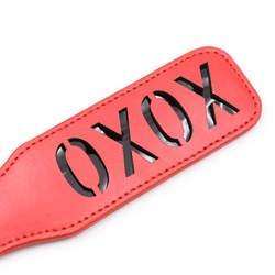 Шлепалка из ПВХ красная с надписью "XOXO" - фото 15494