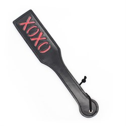 Шлепалка из ПВХ черная с надписью "XOXO" - фото 15497